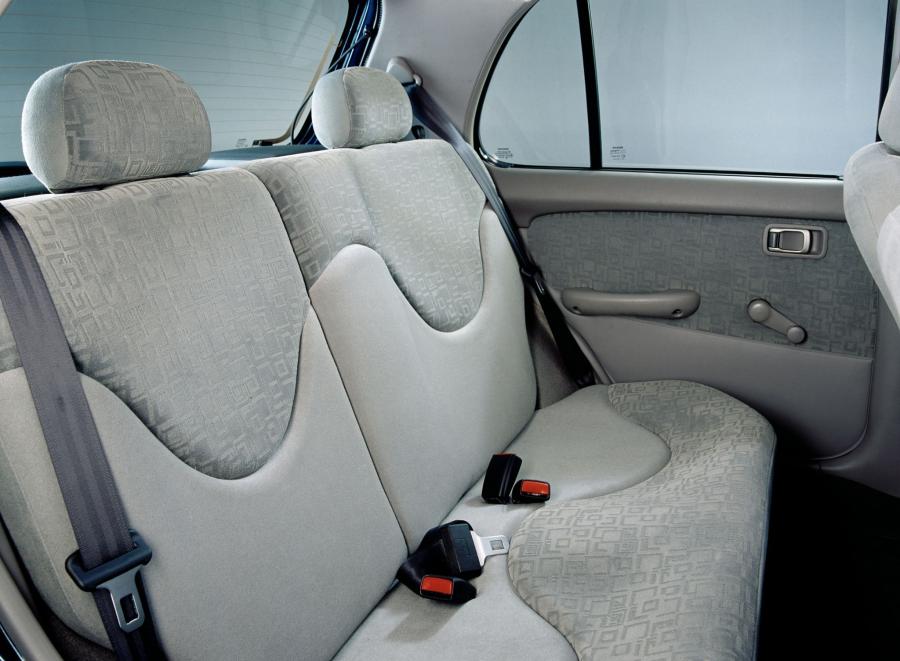  Nissan Micra 5-Door 1999 года  (фото 4 из 6)